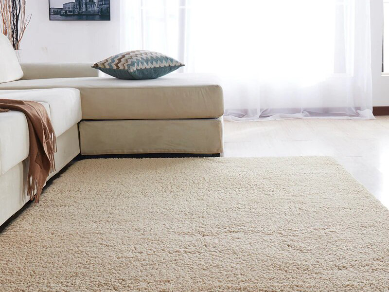 Белый ковер в гостинной